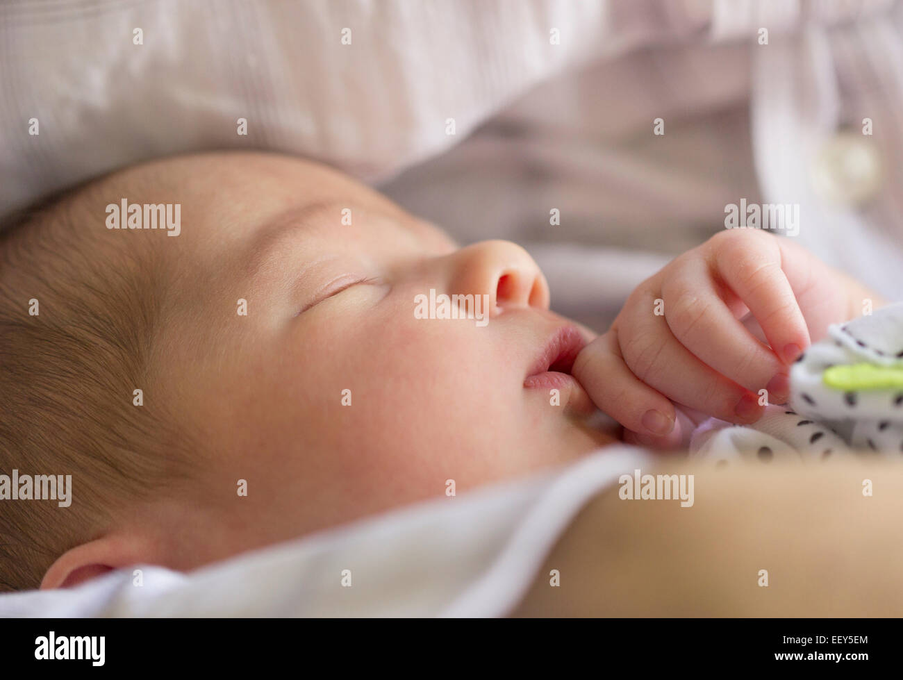 Neugeborenes Babymädchen schläft Stockfoto