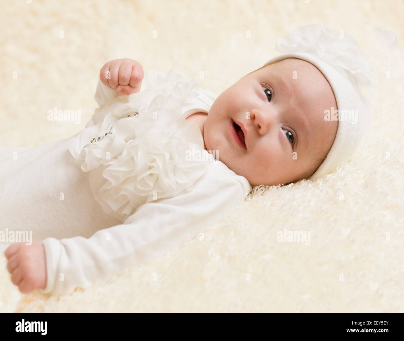 Drei Monate altes Babymädchen lächelnd und Blick auf Kamera Stockfoto