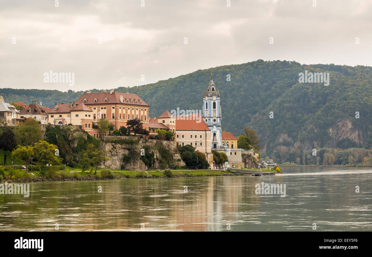 Reich verzierte Kirche und Gebäude am Ufer der Donau in Dürnstein, Österreich Stockfoto