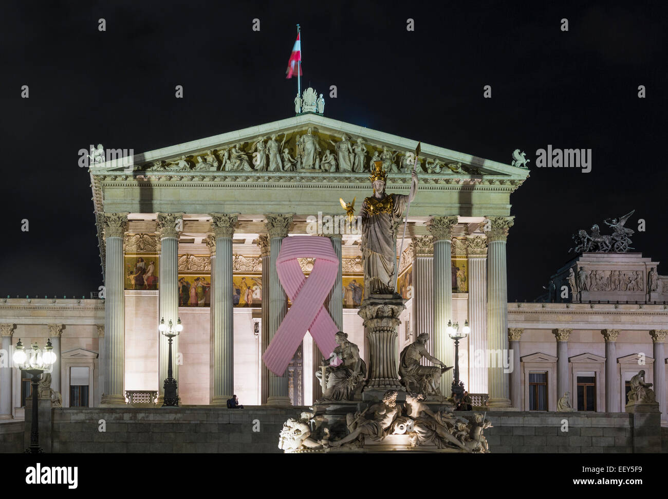 Österreichische Parlamentsgebäude mit rosa Krebs Band in Wien, Austria, Europe Stockfoto