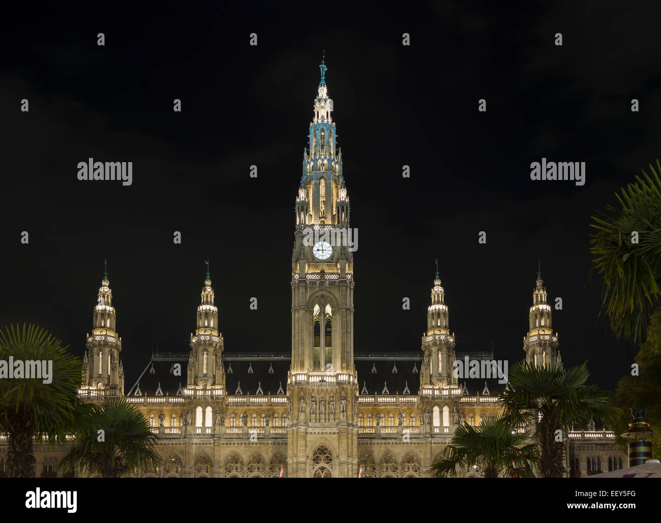 Wien, Österreich, Fassade des Rathauses oder Rathauses bei Nacht beleuchtet Stockfoto