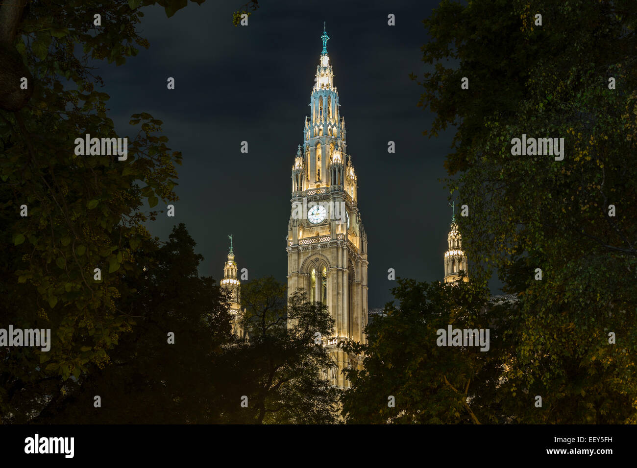 Fassade des Rathauses oder Rathaus beleuchtet in der Nacht in Wien, Österreich Stockfoto