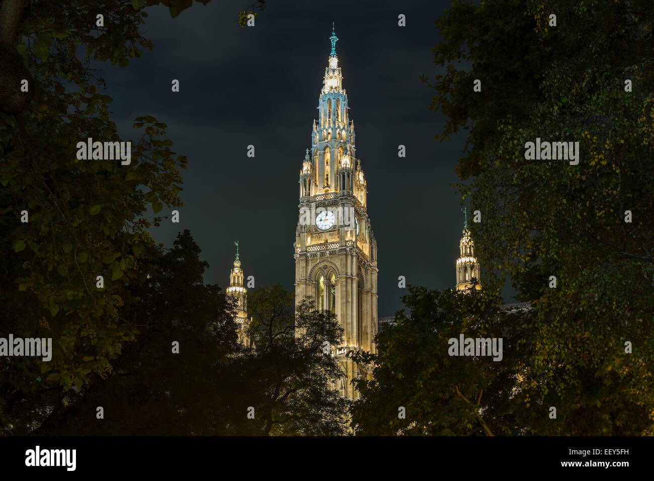 Wien, Österreich, Fassade des Rathauses oder Rathauses bei Nacht beleuchtet Stockfoto