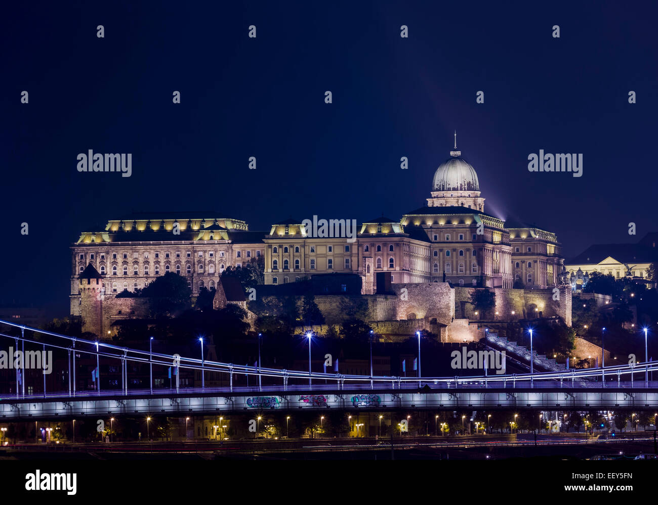 Nachtaufnahme von der beleuchteten Budaer Burg und Burgviertel in Budapest, Ungarn Stockfoto
