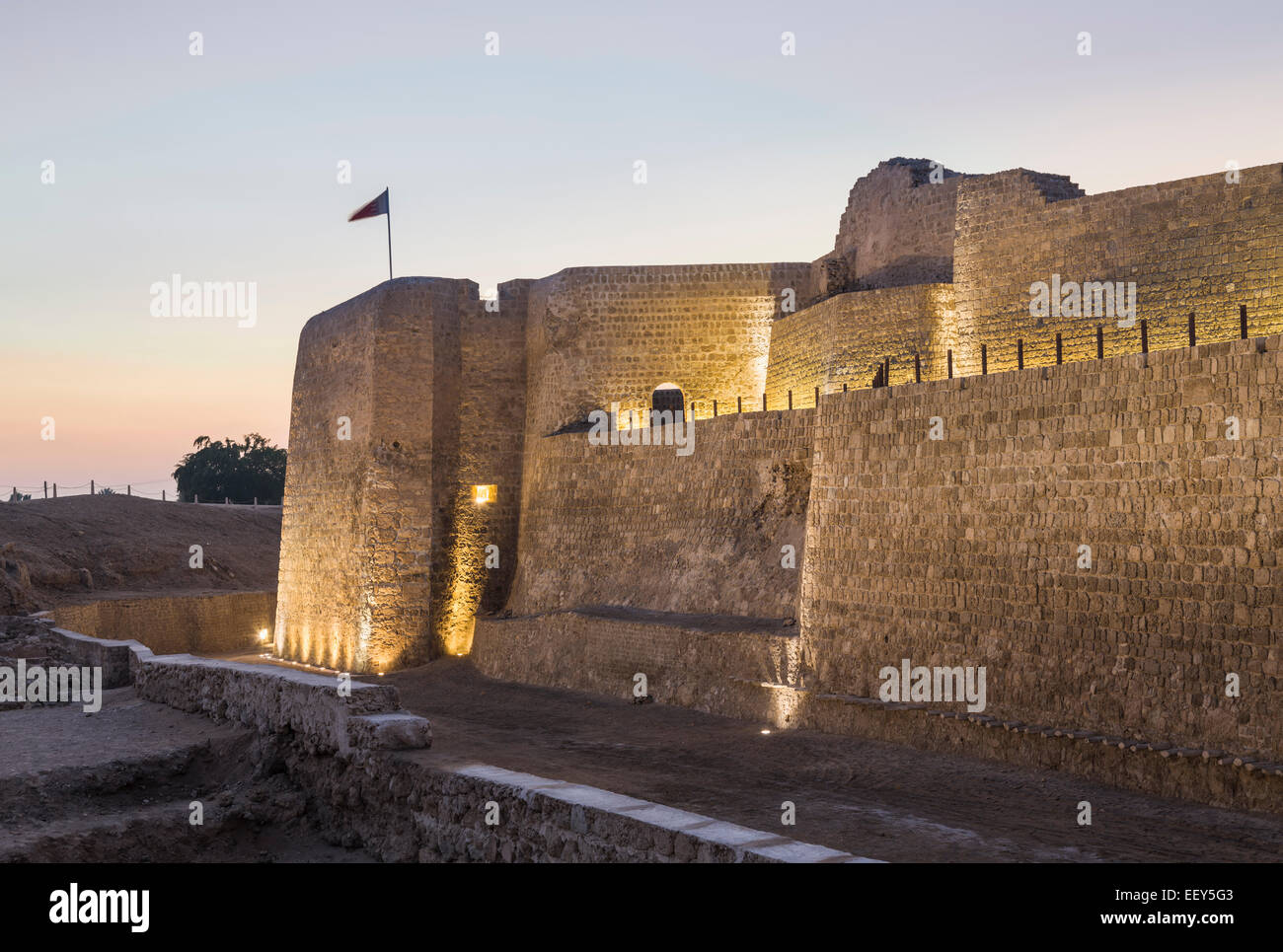 Sonnenuntergang am Bahrain Fort in der Nähe von Manama Seef, Bahrain Stockfoto