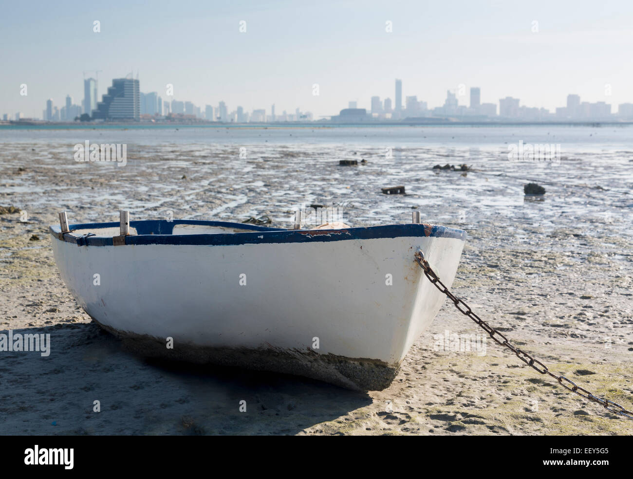 Fischerboot am Ufer mit Blick auf Manama, Bahrain, Naher Osten Stockfoto