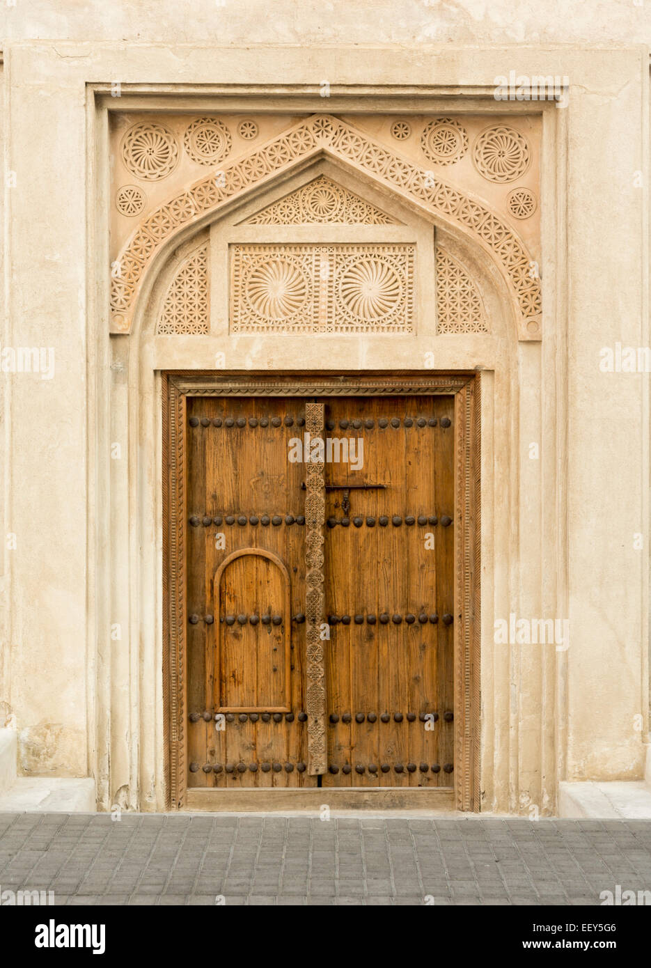 Detail der Holztür am Shaikh Isa bin Ali House in Al Muharraq, Bahrain, Naher Osten Stockfoto