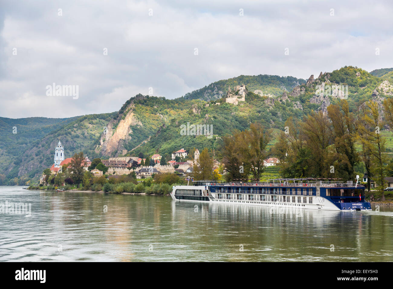 Flusskreuzfahrt Schifffahrt auf Donau Ansätze der antiken Stadt und Kirche in Dürnstein, Österreich Stockfoto