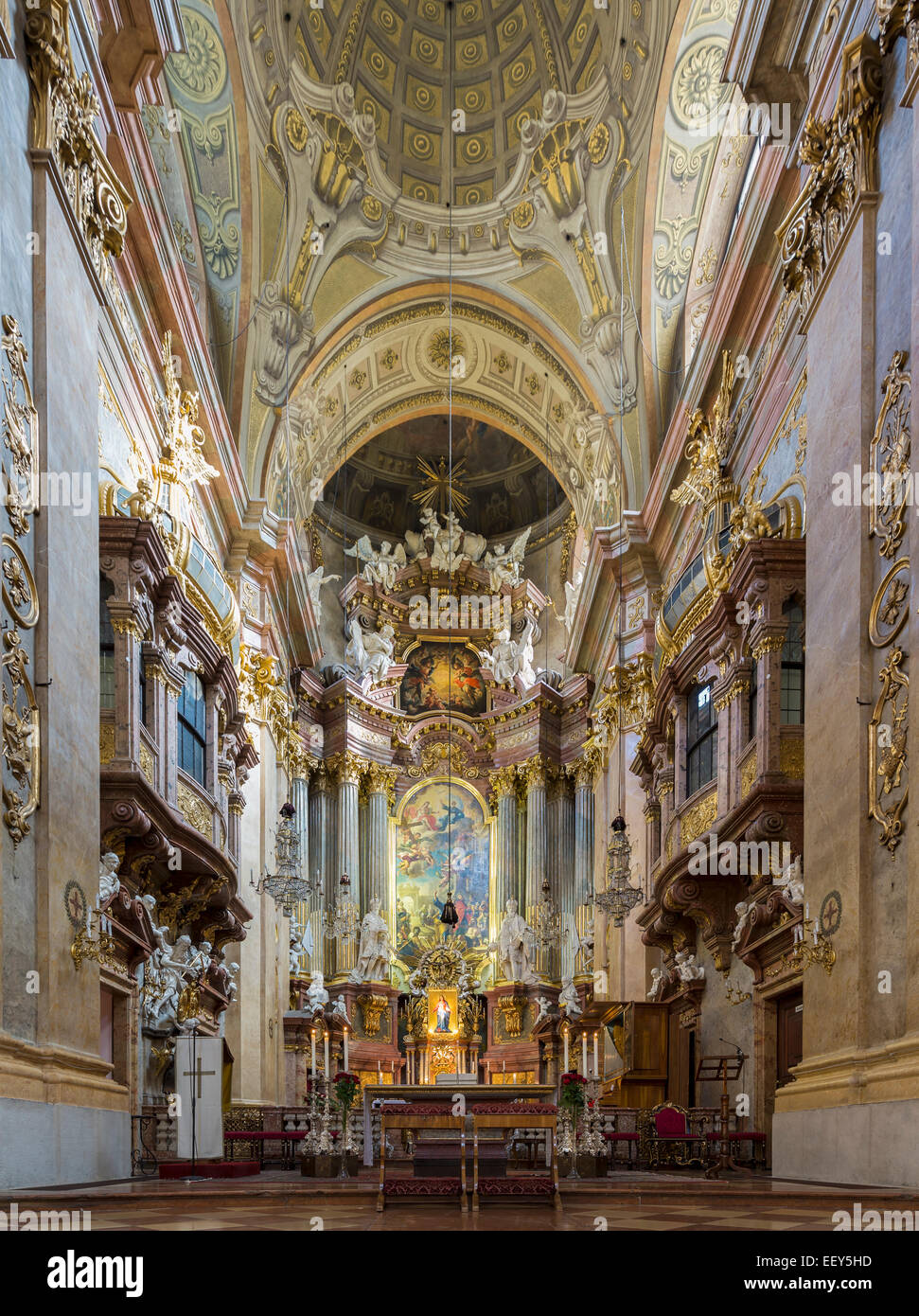 Altar und Interieur der St. Peters-Pfarrkirche in der alten Stadt Wien, Österreich Stockfoto