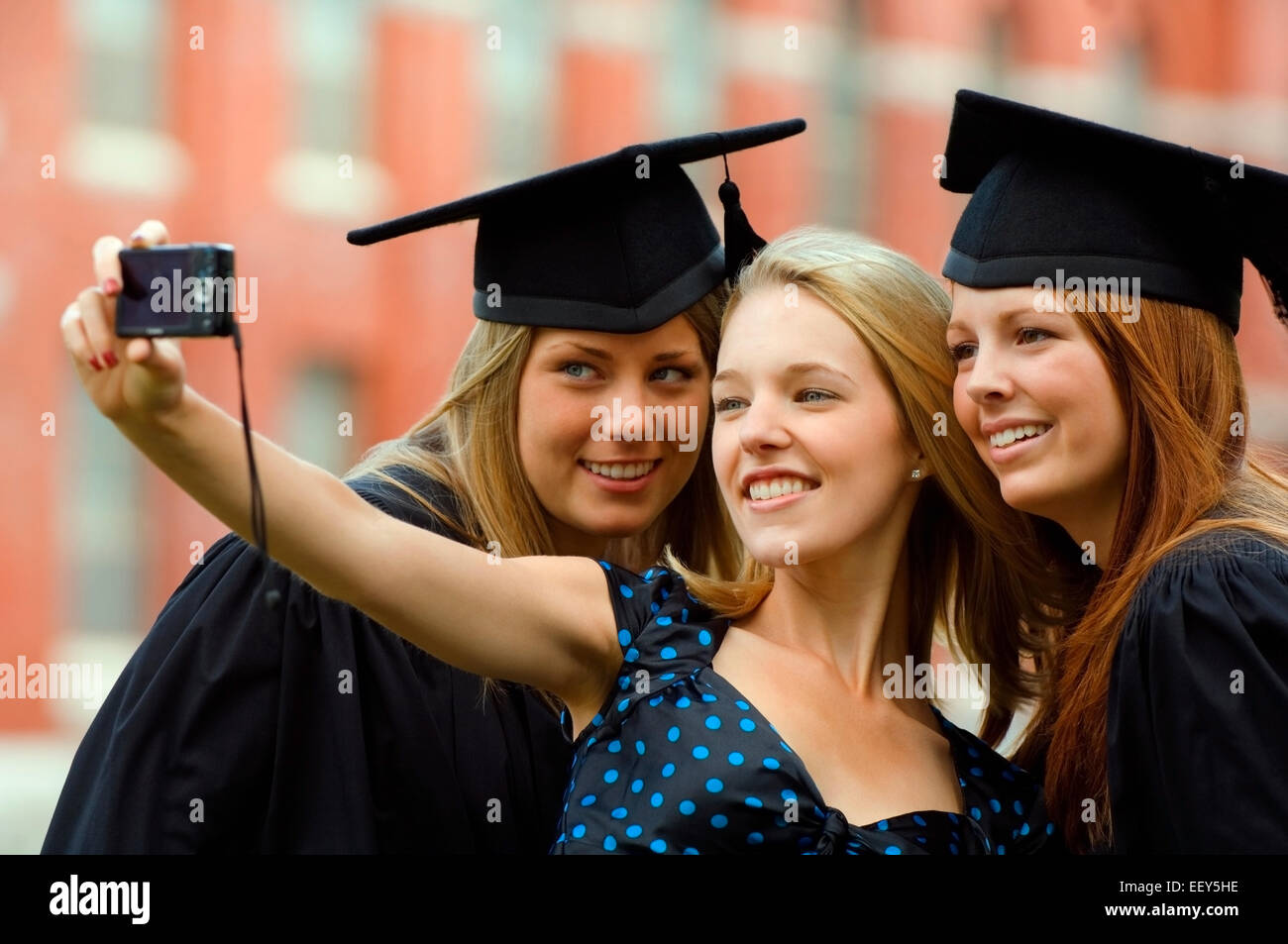 Drei Freunde bei Abschlussfeier Stockfoto