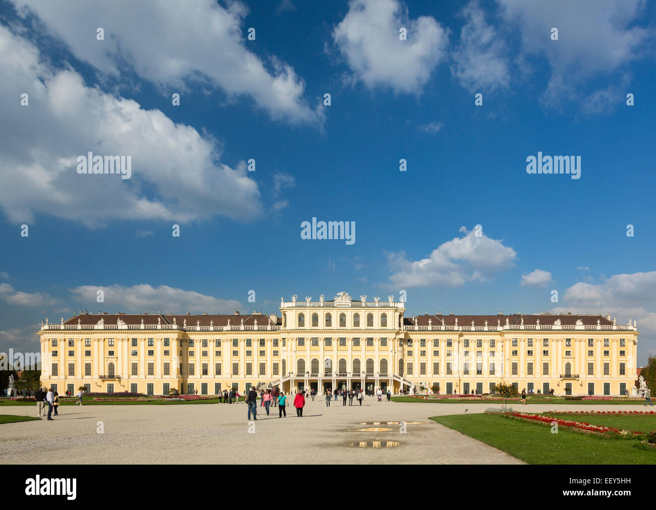 Außenseite des Schloss Schönbrunn in Wien, Österreich Stockfoto