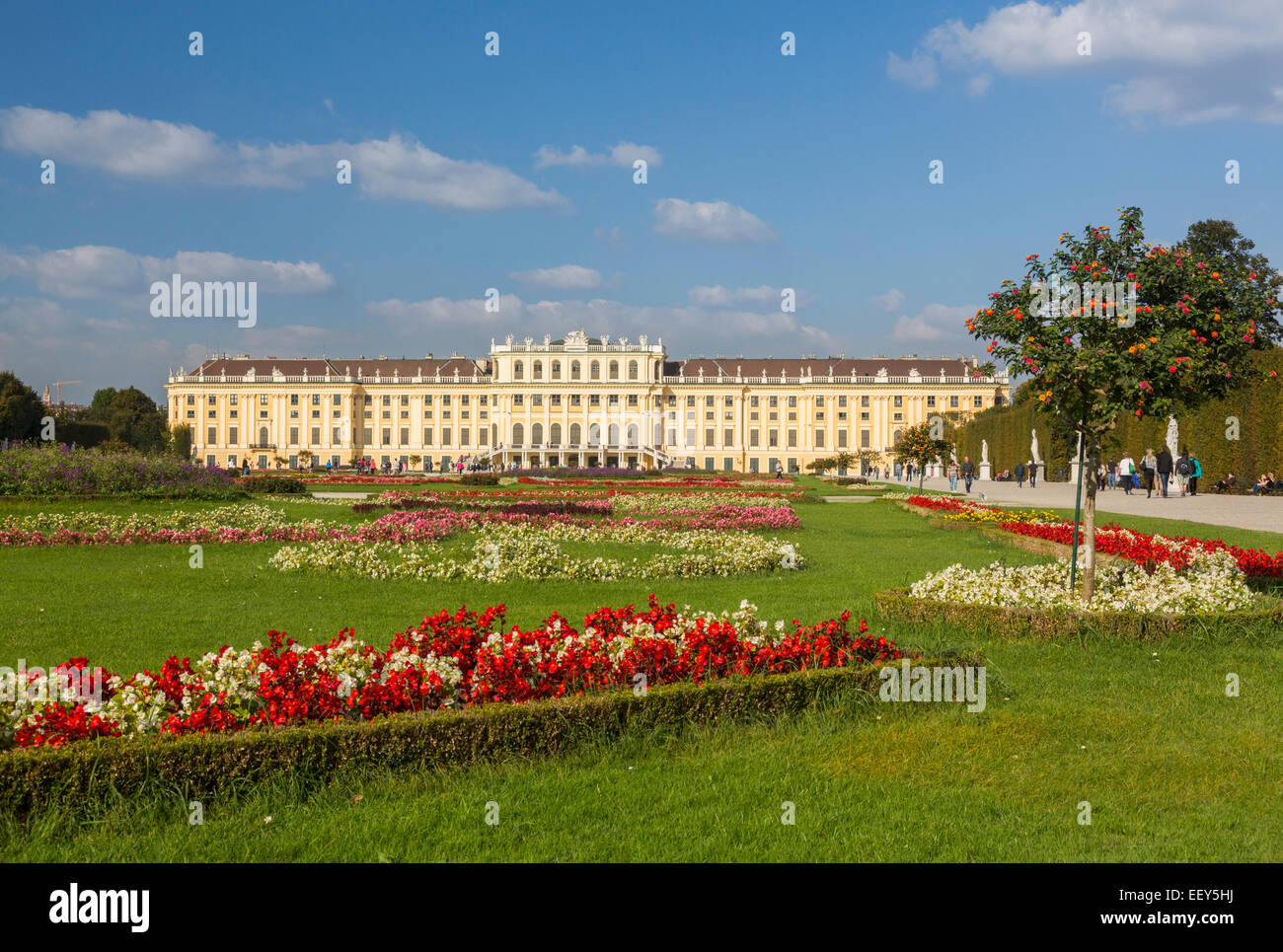Außenseite des Schloss Schönbrunn in Wien, Österreich Stockfoto