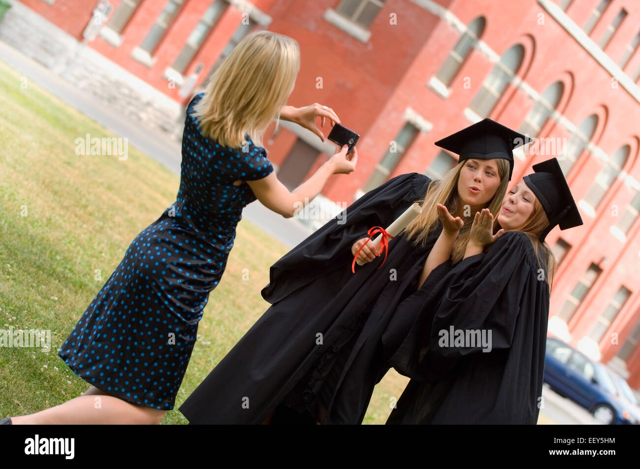 Drei Freunde bei Abschlussfeier Stockfoto