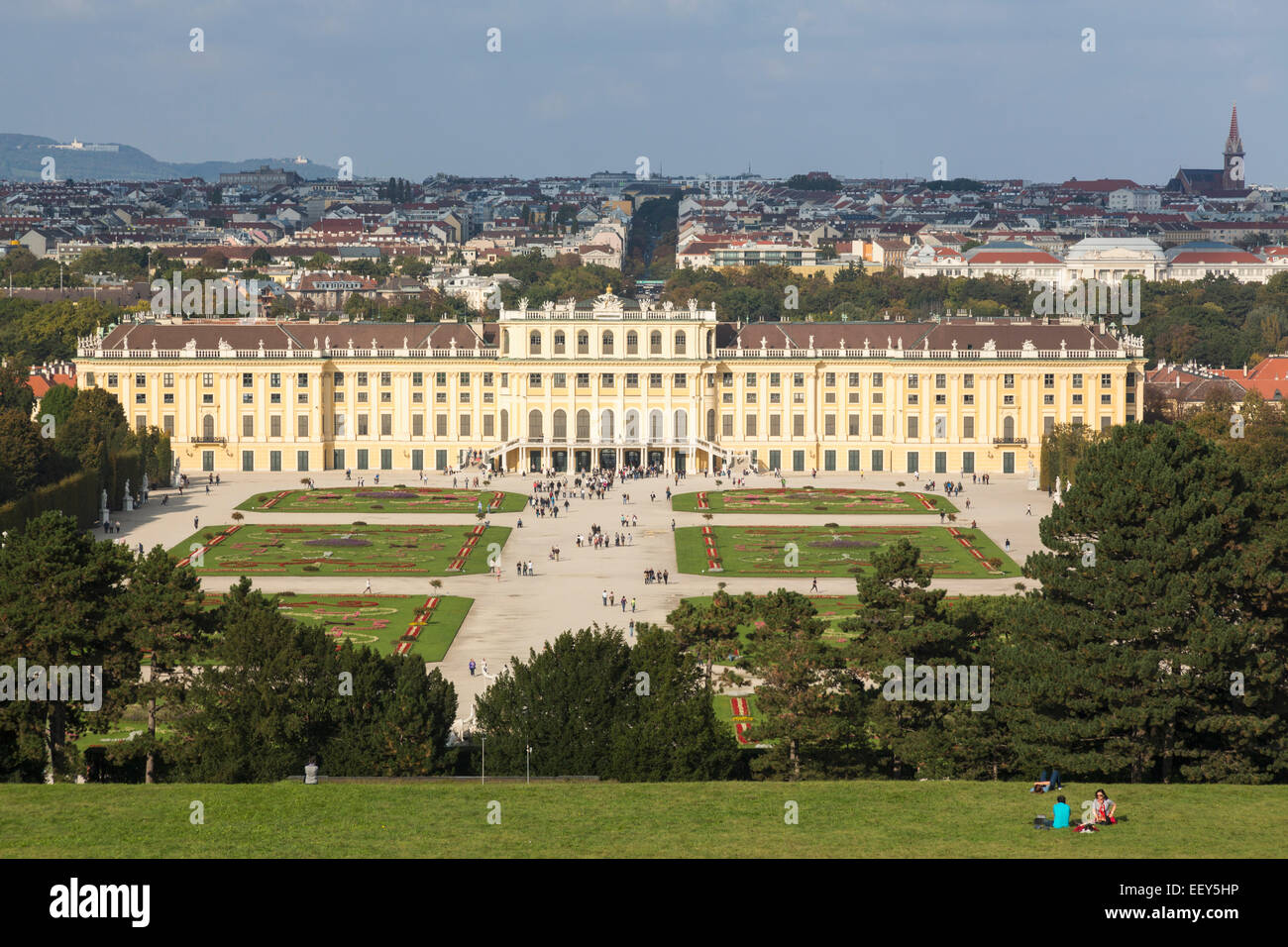 Wien, Österreich - Stadt hinter der Fassade des Schlosses Schönbrunn Stockfoto