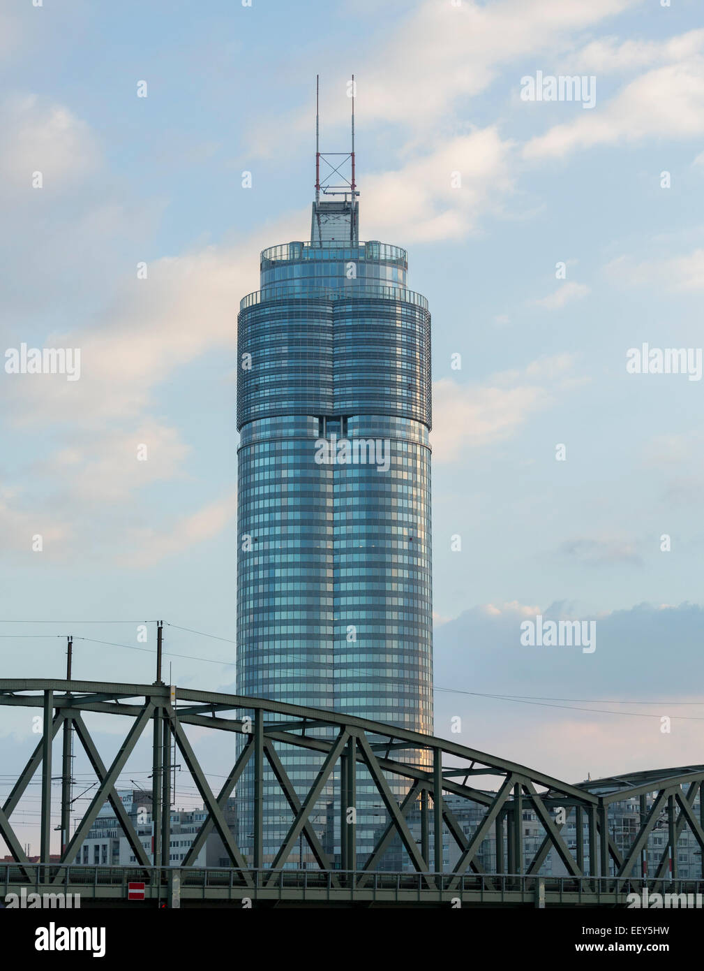 Modernes Glas bedeckt Büro Komplex namens Millennium Tower am Ufer der Donau in der Brigittenau bei Wien Stockfoto