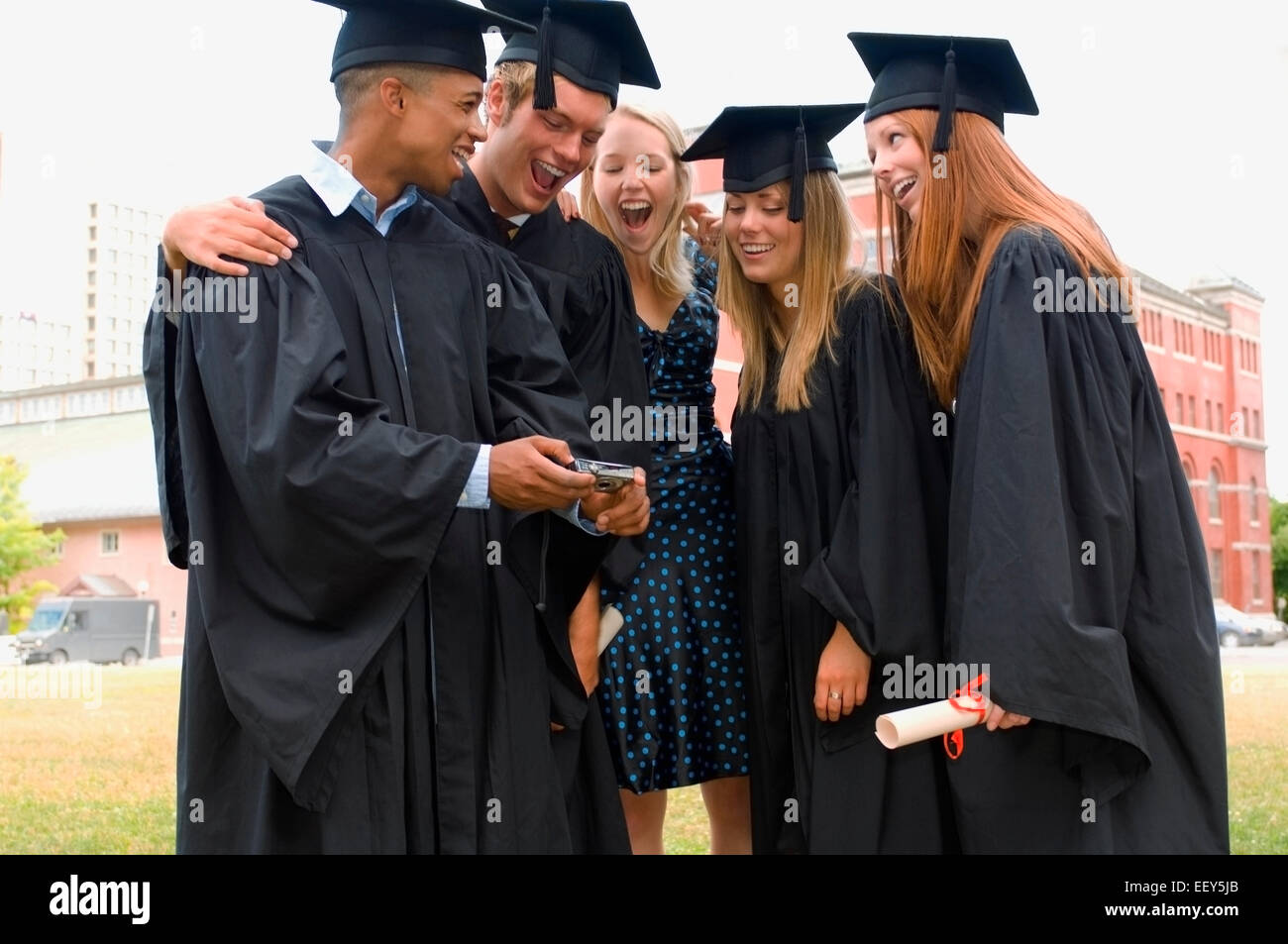 Fünf Freunde bei Abschlussfeier Stockfoto