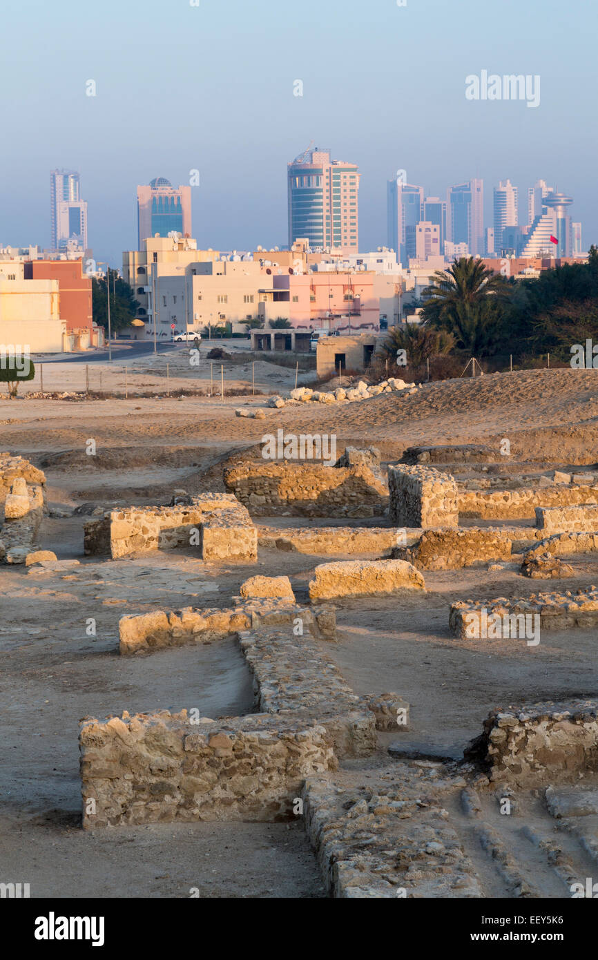 Ruinen rund um das rekonstruierte Bahrain Fort in der Nähe von Manama Seef, Bahrain Stockfoto