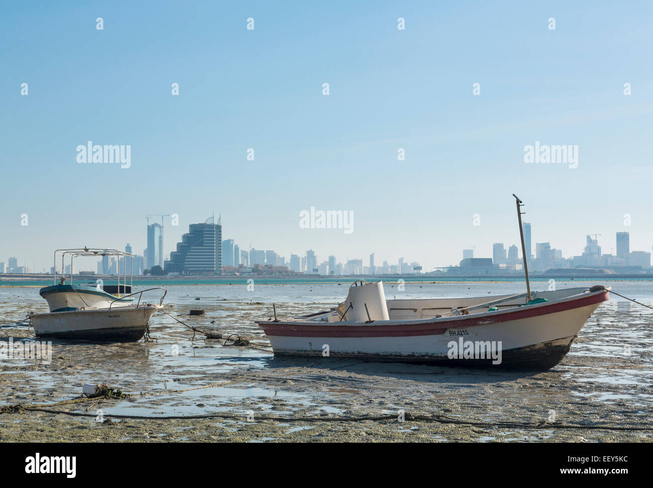 Fischerboote am Ufer mit Blick auf Manama, Bahrain, Naher Osten Stockfoto