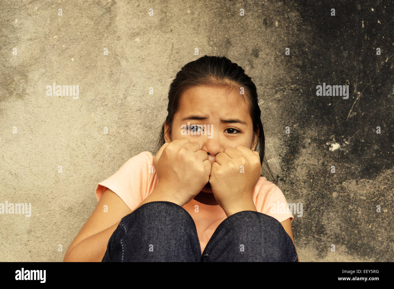 Asiatische Teenager mit Trauma in einem verlassenen Ort sitzen Stockfoto