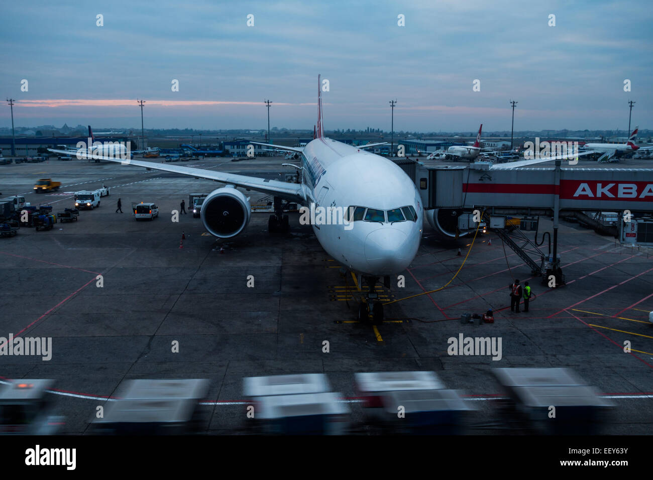 Eine türkische Airline Boeing B777 Flugzeug parken in Istanbul Atatürk Airport, Türkei mit beweglichen Güterbeförderung. Stockfoto