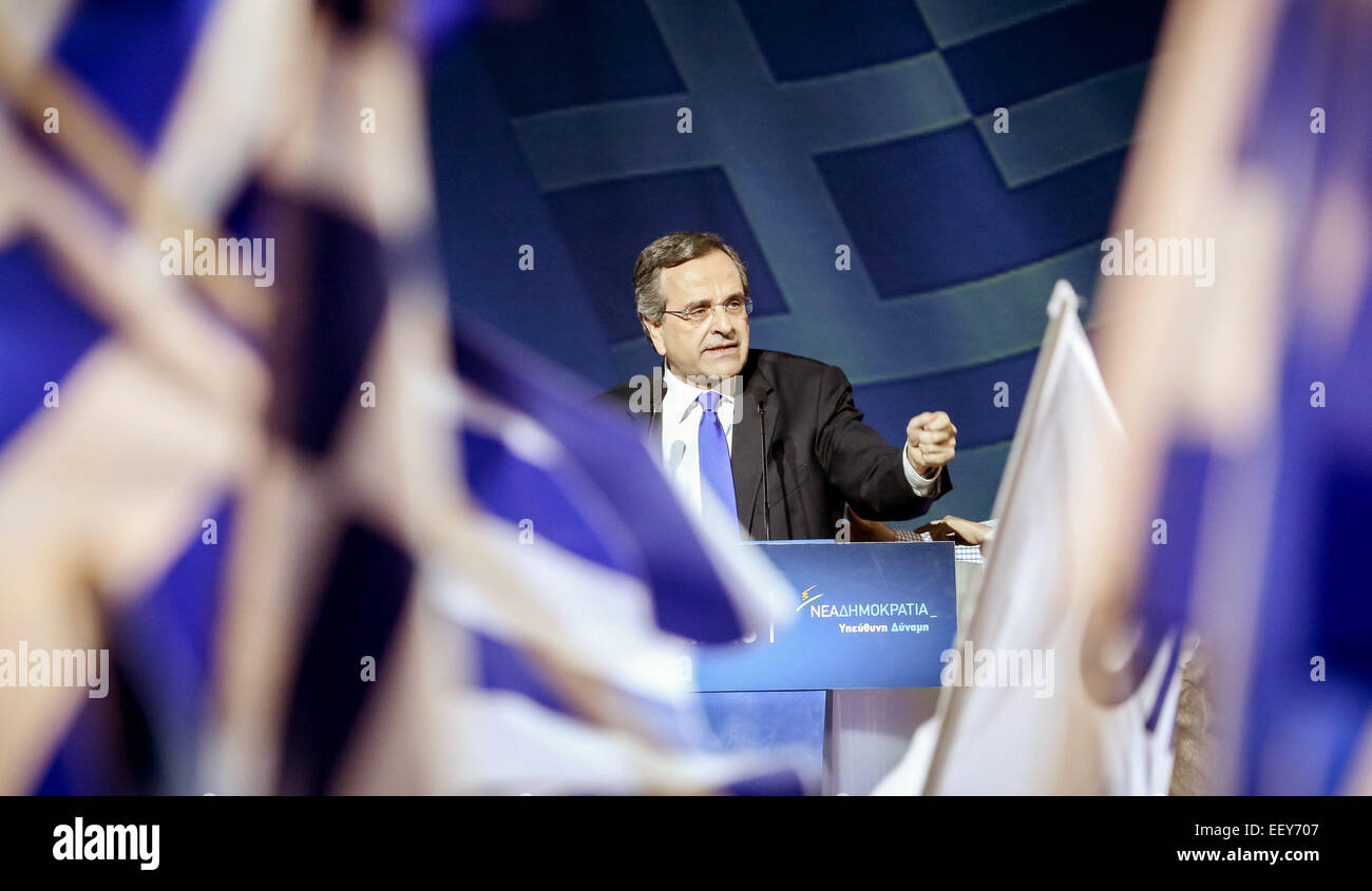 Athen, Griechenland. 23. Januar 2015. Der griechische Premierminister Antonis Samaras Adressen des Publikums während der letzten Pre-Wahlveranstaltung der Nea Dimokratia Partei in Athen, 23. Januar 2015. Premierminister Antonis Samaras Partei hat bislang eine Lücke in den Meinungsumfragen mit der Anti-Rettungsaktion Syriza Partei vor den 25 Jan. Parlamentswahlen zu überwinden. Foto: MICHAEL KAPPELER/Dpa/Alamy Live News Stockfoto