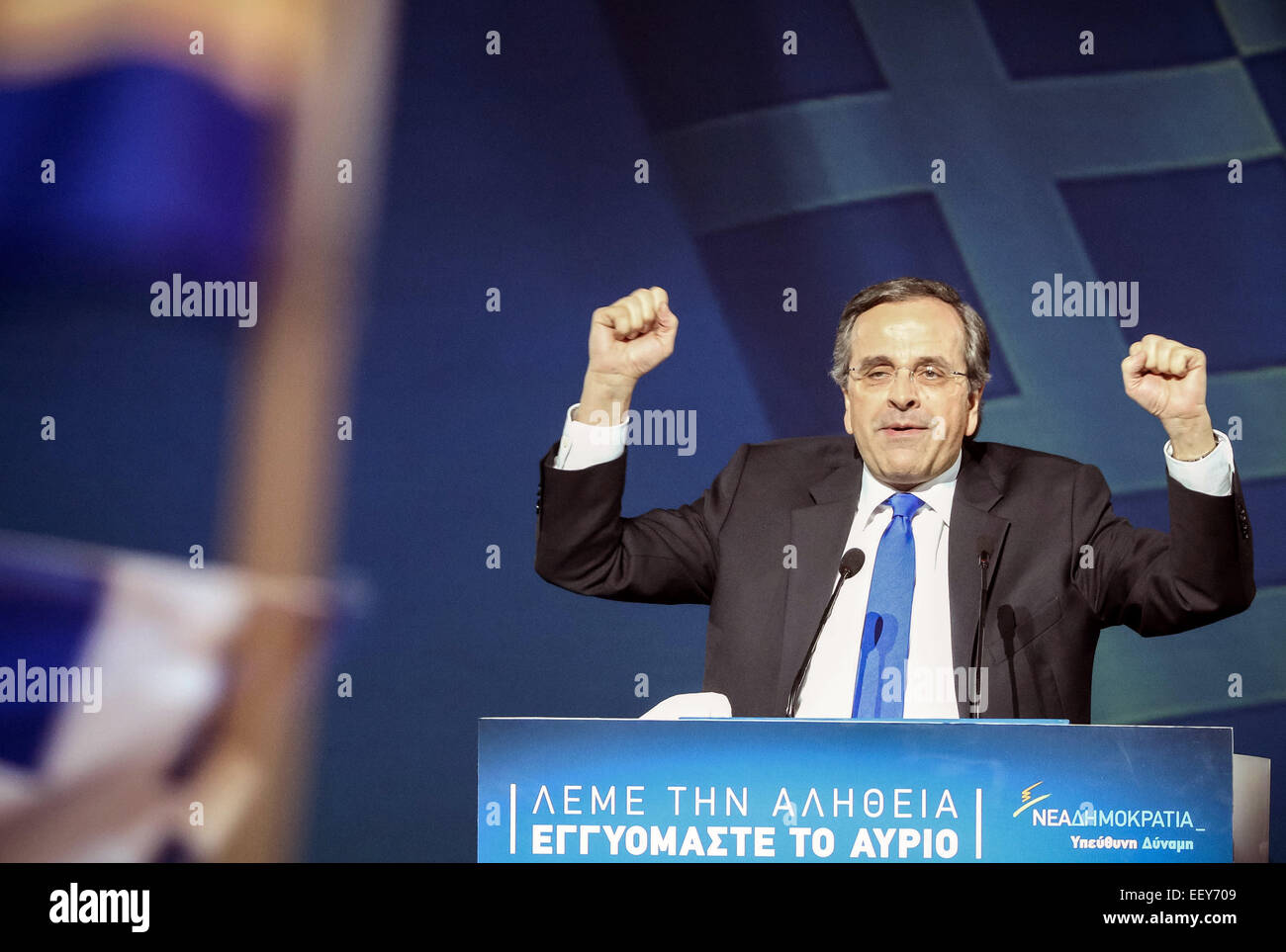 Athen, Griechenland. 23. Januar 2015. Der griechische Premierminister Antonis Samaras Adressen des Publikums während der letzten Pre-Wahlveranstaltung der Nea Dimokratia Partei in Athen, 23. Januar 2015. Premierminister Antonis Samaras Partei hat bislang eine Lücke in den Meinungsumfragen mit der Anti-Rettungsaktion Syriza Partei vor den 25 Jan. Parlamentswahlen zu überwinden. Foto: MICHAEL KAPPELER/Dpa/Alamy Live News Stockfoto