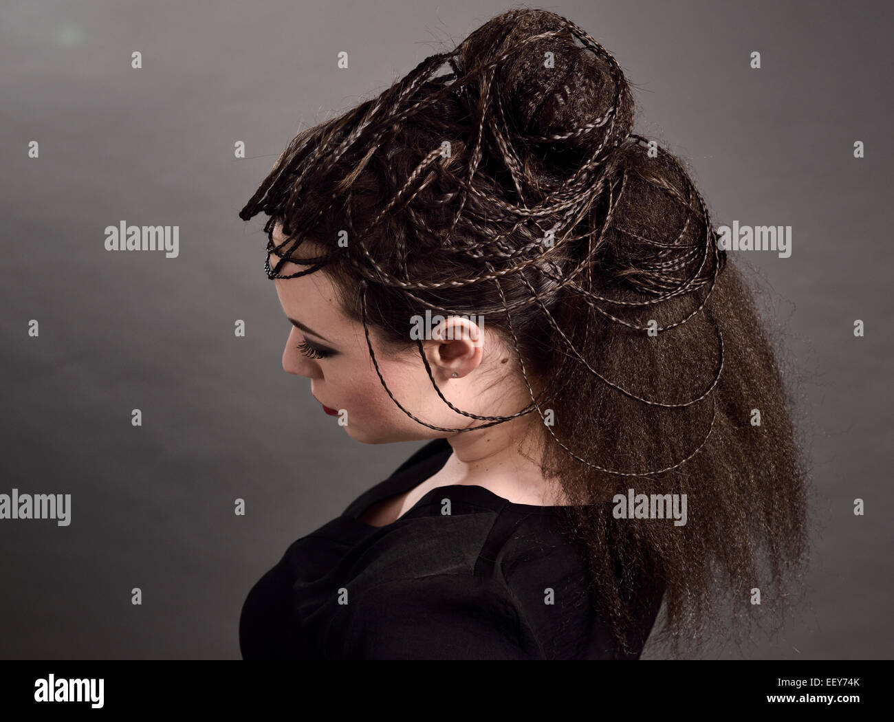 Leiter der jungen weiblichen Modell mit einem Seil geflochtene Hochsteckfrisur Frisur mit gewelltem Pony Tail Haar Stockfoto