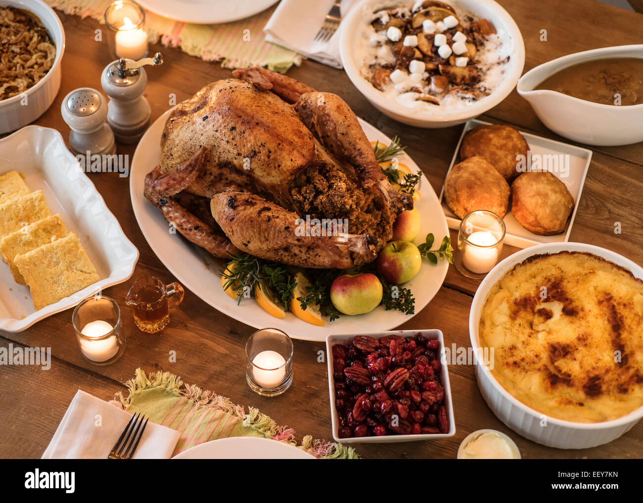 Esstisch mit Thanksgiving Essen gefüllt Stockfoto