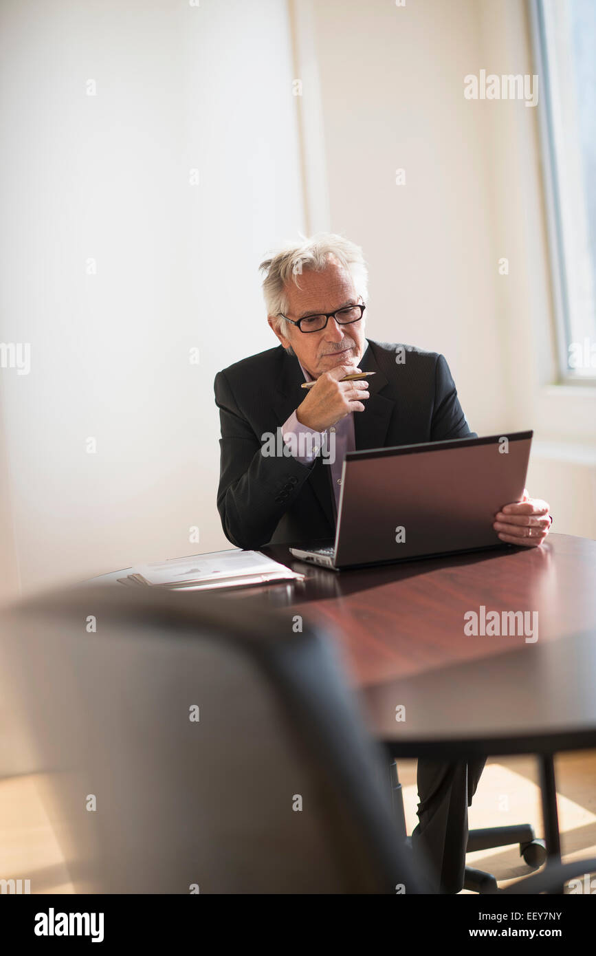 Geschäftsmann, arbeiten im Büro Stockfoto