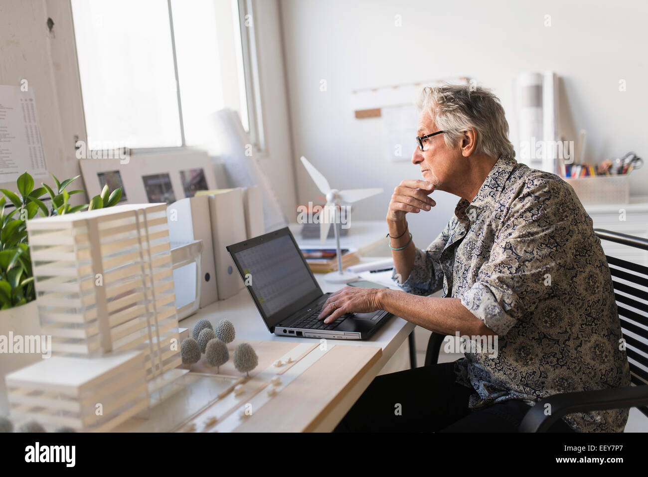 Architekten arbeiten am Laptop in seinem Büro Stockfoto