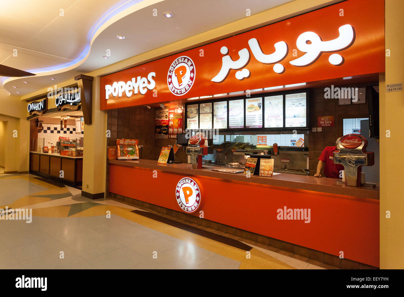 Popeyes-Fastfood-Restaurant in der Al Kout Mall in Kuwait Stockfoto