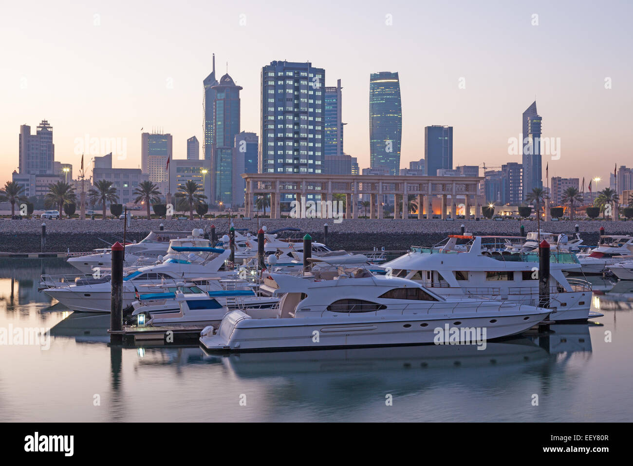 Souk Sharq Marina und Kuwait-Stadt in der Abenddämmerung Stockfoto