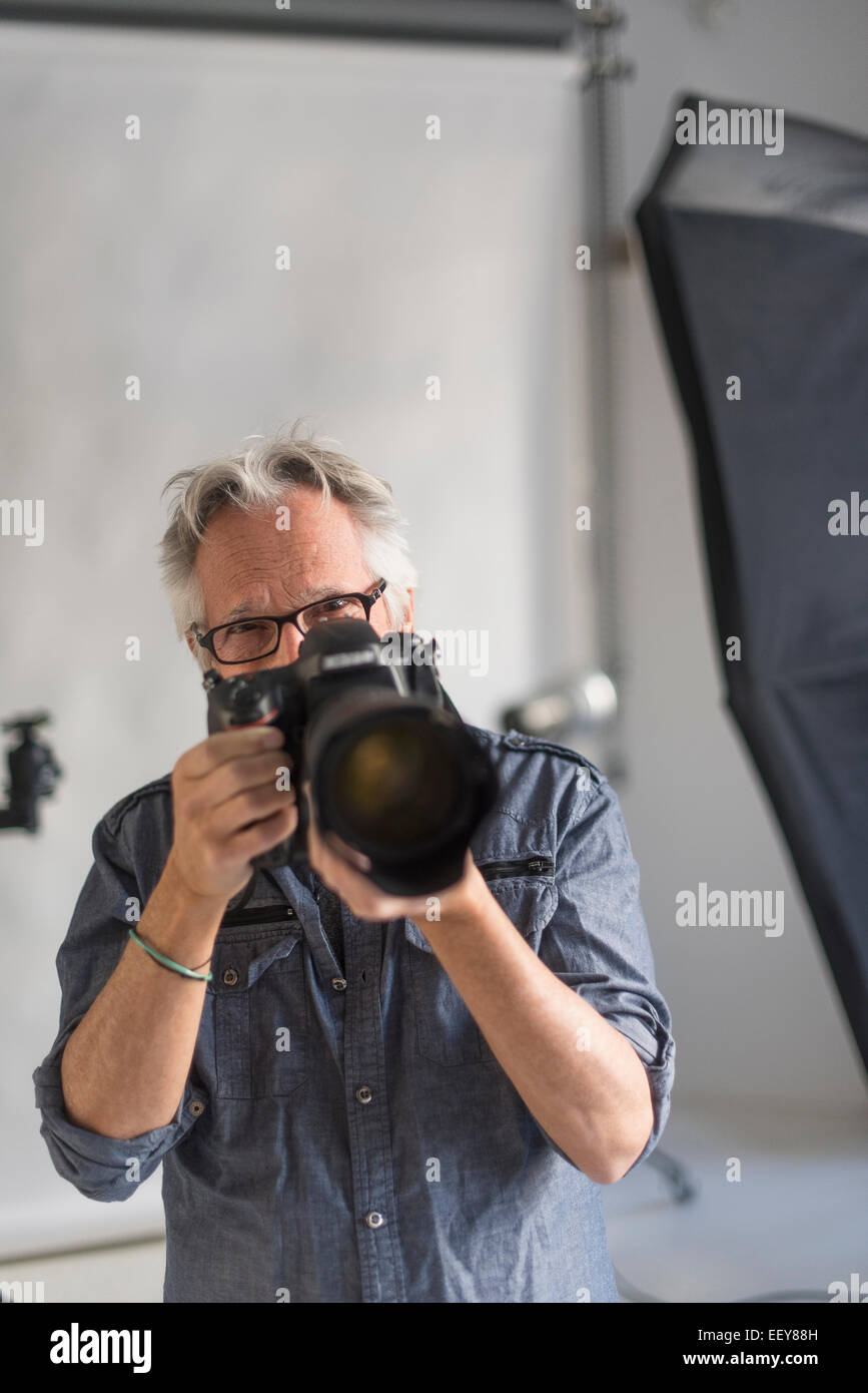 Porträt des Fotografen im Atelier unter Schuss Stockfoto