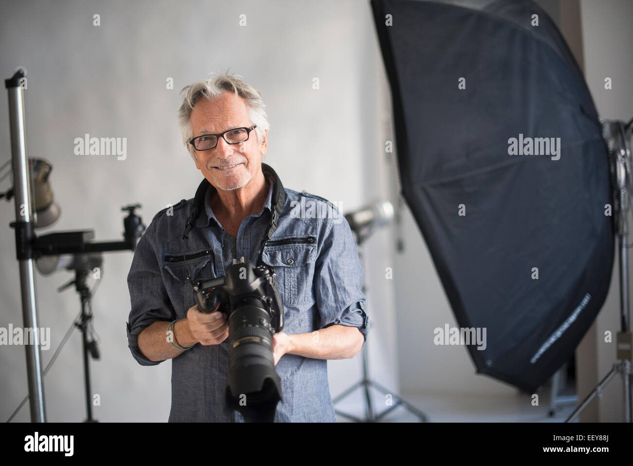 Porträt des Fotografen im Atelier Stockfoto