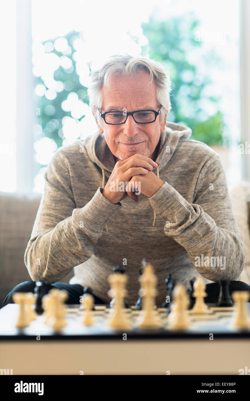 Ältere Mann spielt Schach Stockfoto