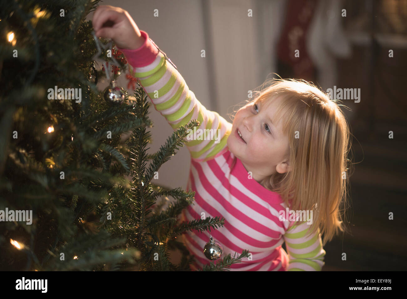 Dekorieren Weihnachtsbaum Mädchen (4-5) Stockfoto