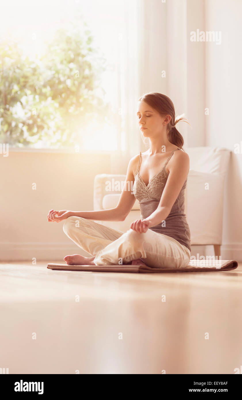 Junge Frau mit Yoga Stockfoto