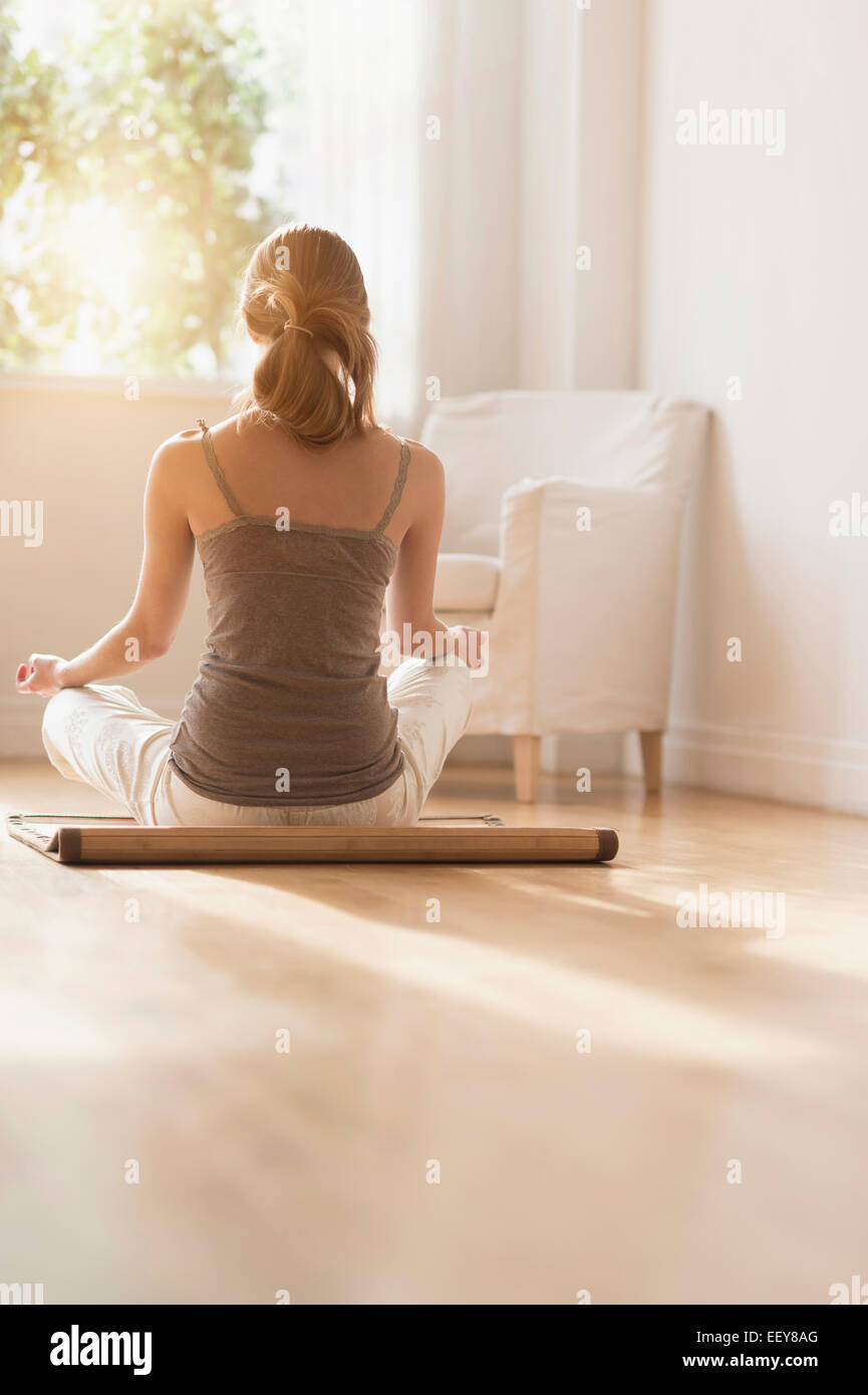 Junge Frau mit Yoga Stockfoto