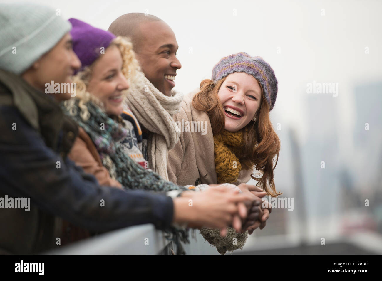 Freunde auf der Brücke stehen und lachen Stockfoto