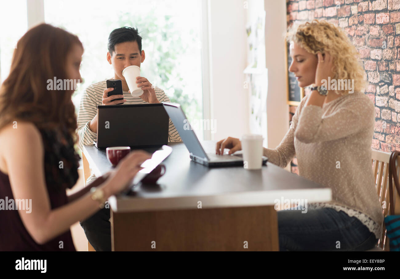 Freunde im Café sitzen mit Laptops und Tablet-digital Stockfoto