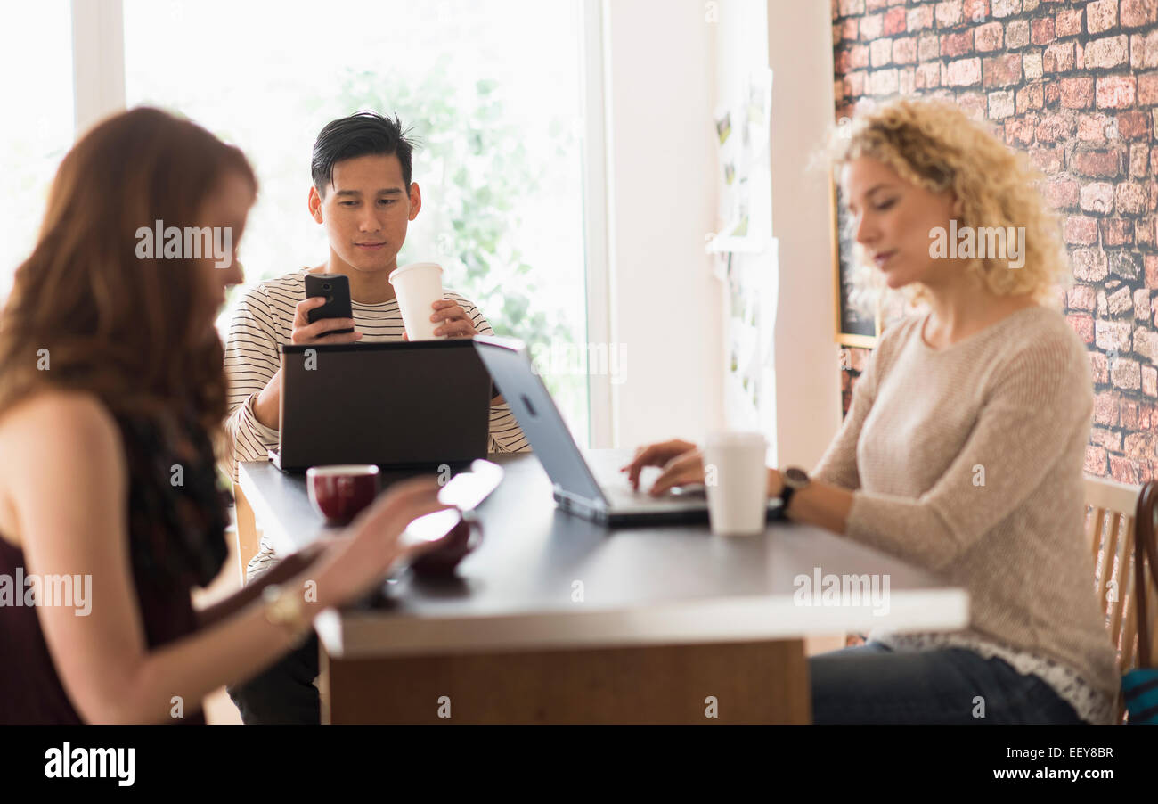 Freunde im Café sitzen mit Laptops und Tablet-digital Stockfoto