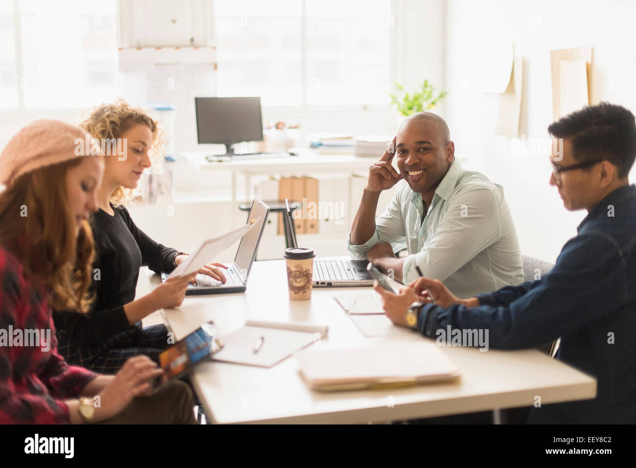 Freunde, die Business-Meeting im Büro Stockfoto