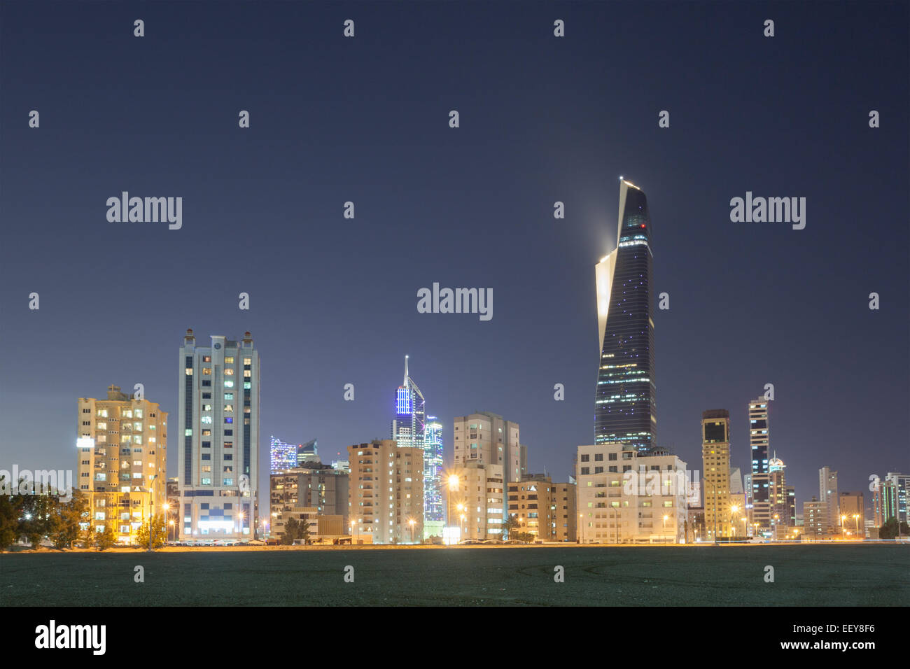 Skyline von Kuwait-Stadt beleuchtet in der Nacht, Nahost Stockfoto