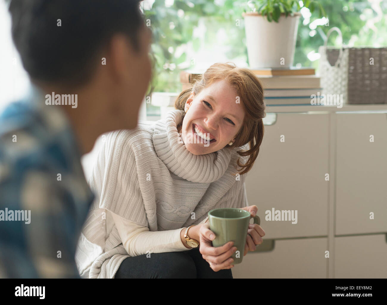 Junge Frau lächelnd an Freund Stockfoto