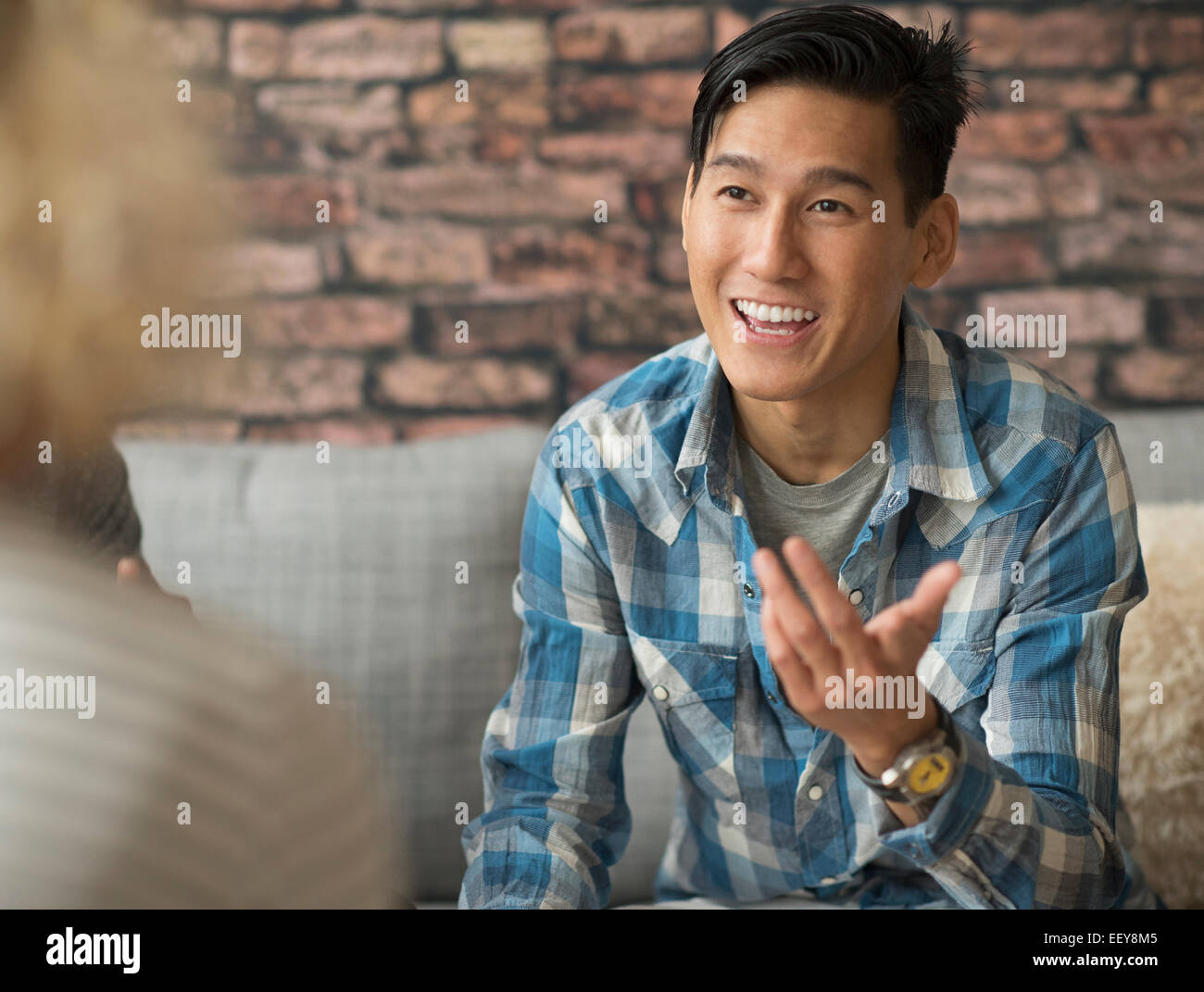 Lächelnder Mann im Gespräch mit Freund Stockfoto