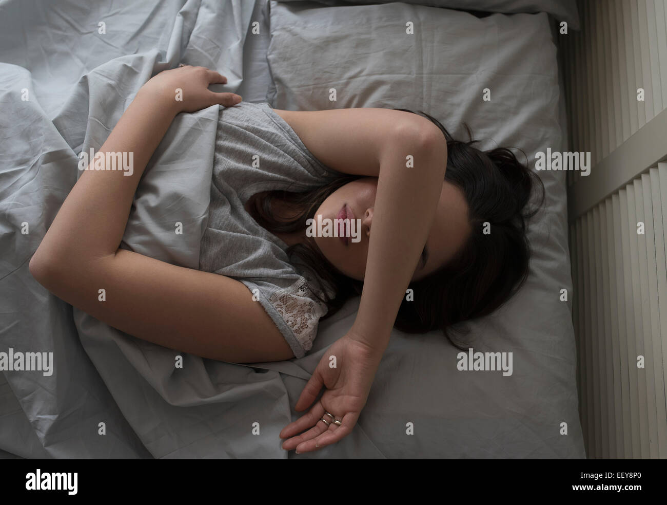Erhöhten Blick auf die junge Frau im Bett schlafen Stockfoto