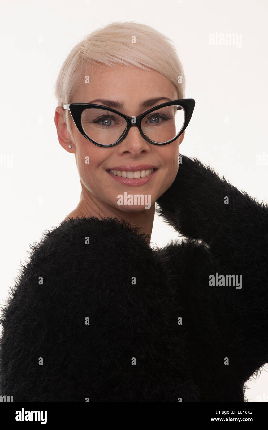 Reife Frau mit großen Brille mit kurzen blonden Haaren Stockfoto