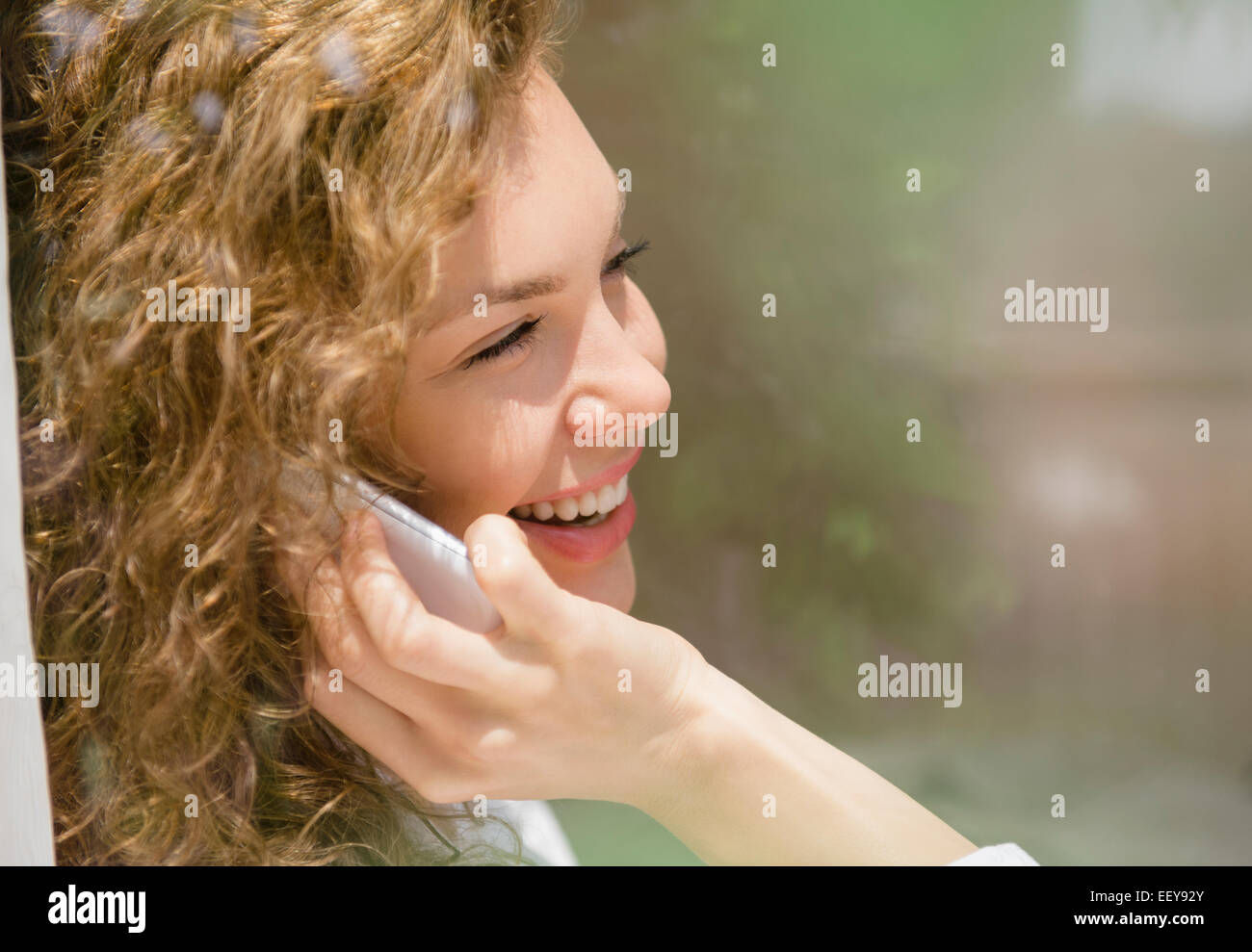 Lächelnde junge Frau mit Handy Stockfoto