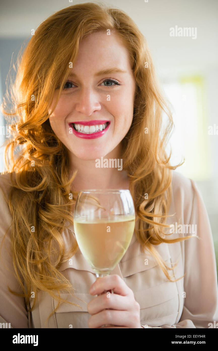 Porträt von attraktiven Frau mit Weinglas Stockfoto