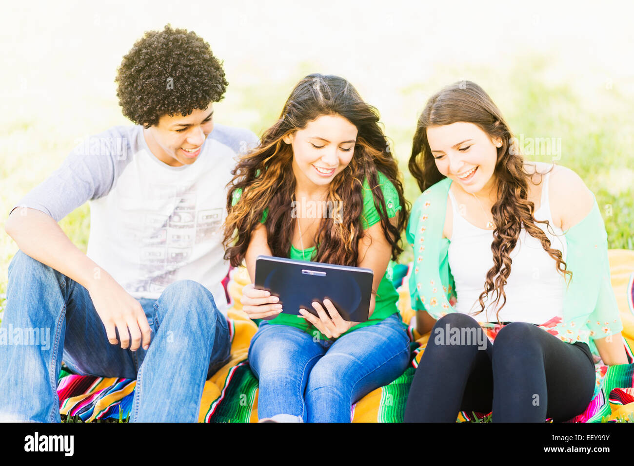 Gruppe von Freunden (14-15) mit digital-Tablette Stockfoto